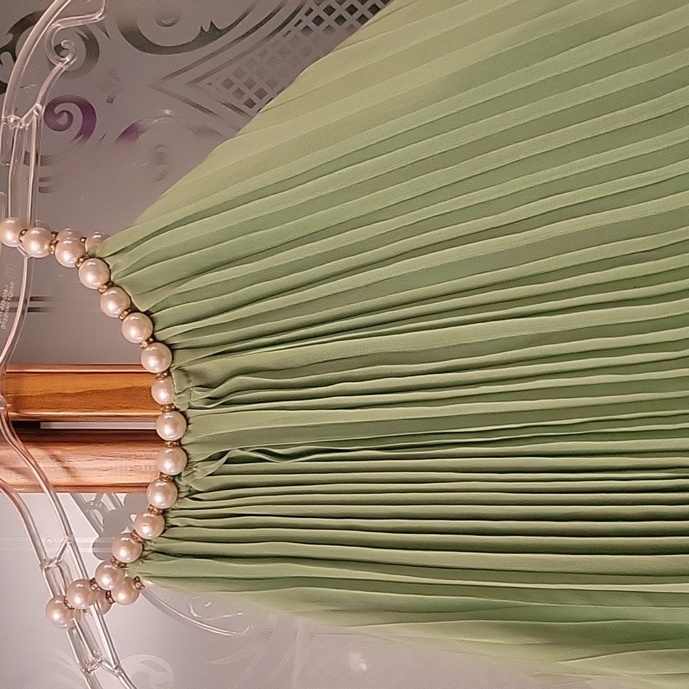 Elegant Green Pleated Top with Pearl Detail - Picture 6 of 7